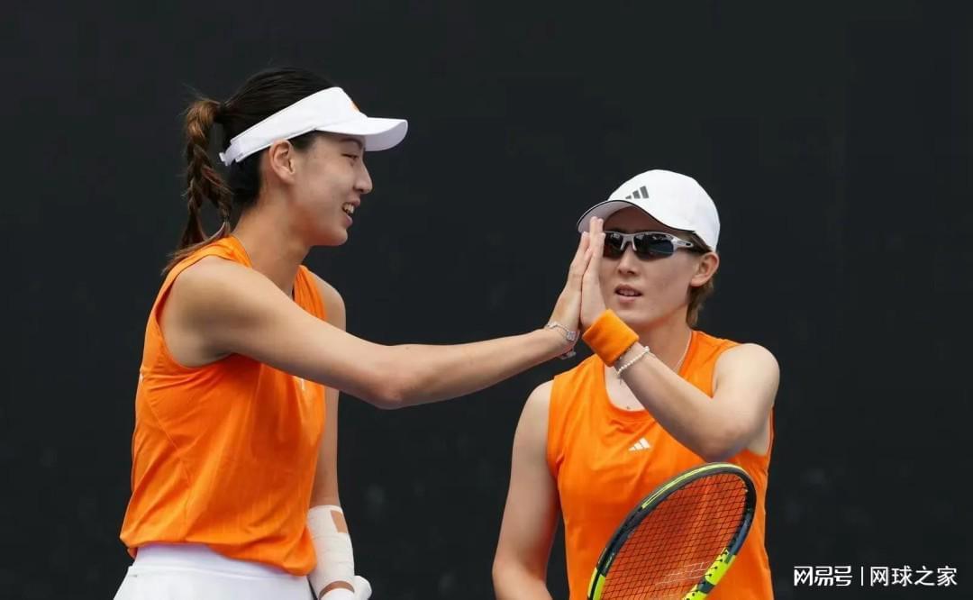 体育新闻-王欣瑜爆大冷拒握手震动舆论，网友：这件事力挺“赛右”姐妹