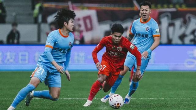 7M足球比分-重庆铜梁龙、辽宁铁人领跑积分榜，今年中超，轮到申花海港玩“逆袭”？